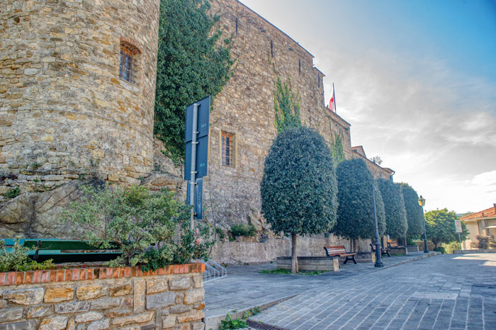immagine di Piazza del Castello dei Clavesana